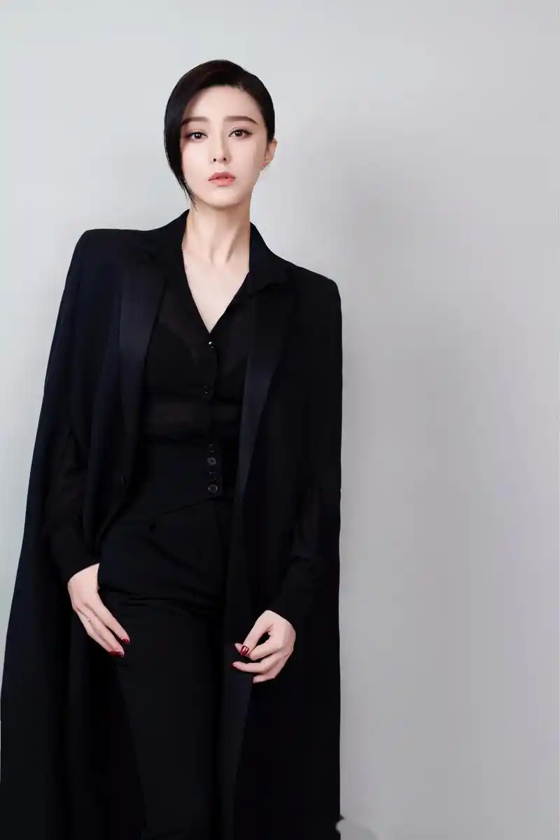 2019年5月31日,时尚女王范冰冰身着saint laurent 2019春夏系列,优雅