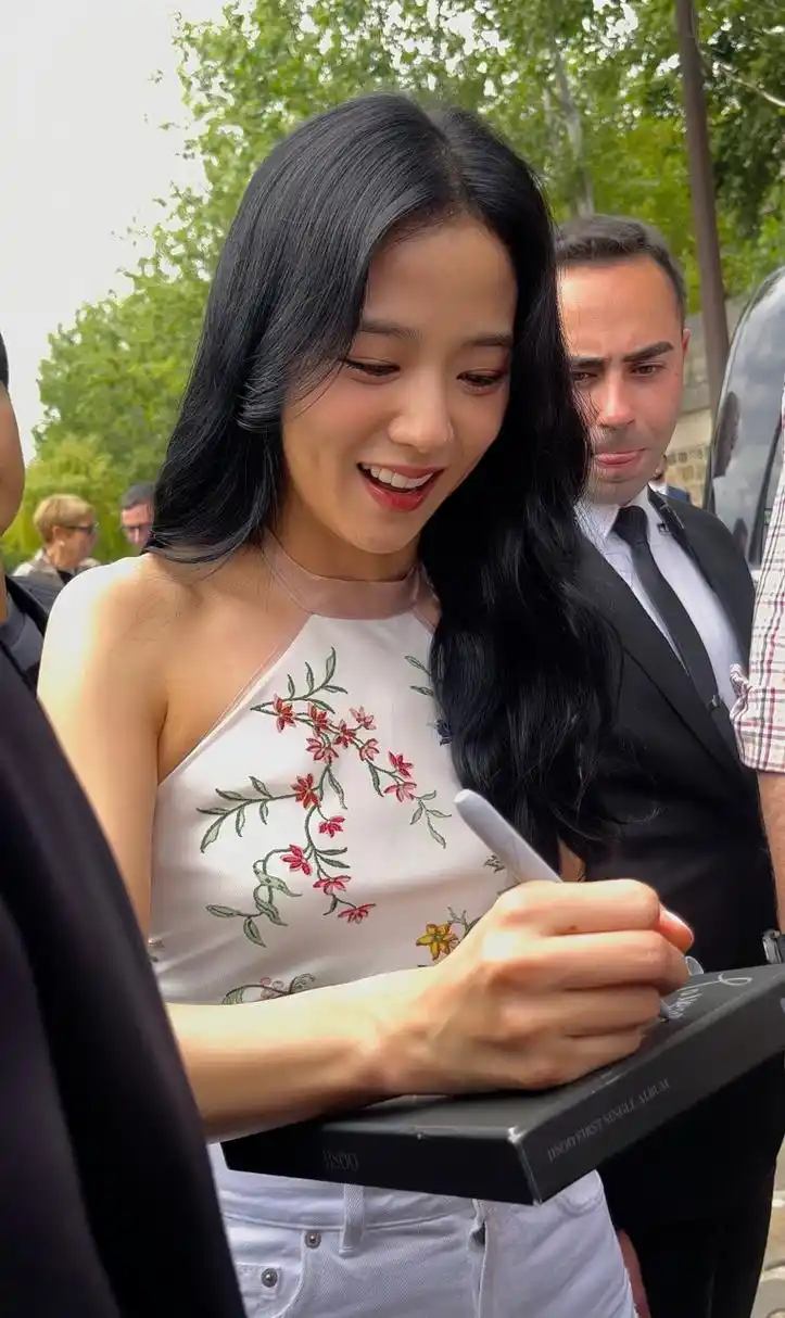 韩国女团blackpink的jisoo(金智秀)最新图片分享,每张都精彩.