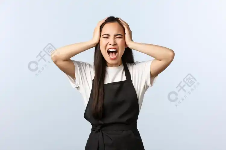 苦恼和烦恼,受够了疯狂的年轻亚洲女咖啡师大喊大叫,精神崩溃,抓头