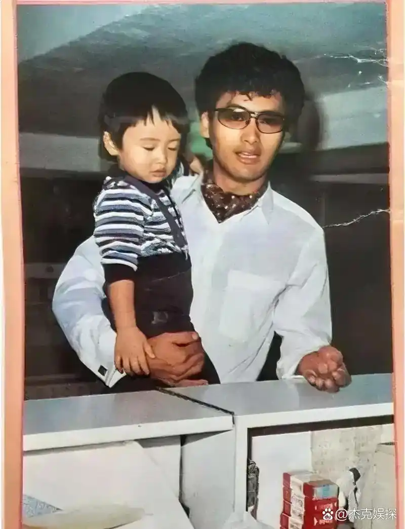 当年谢霆锋才几岁,谢贤把他带到片场,期间他和周润发玩耍时,被发哥