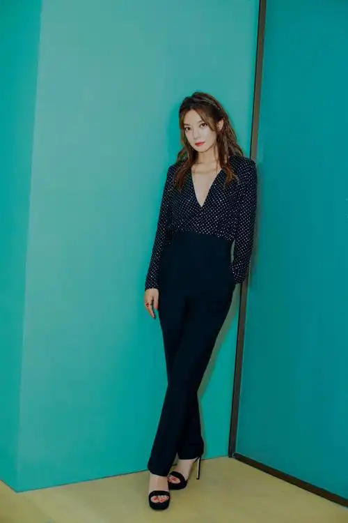 赵薇颜值回春开深v秀身材 瘦身成功"排骨胸"吸睛