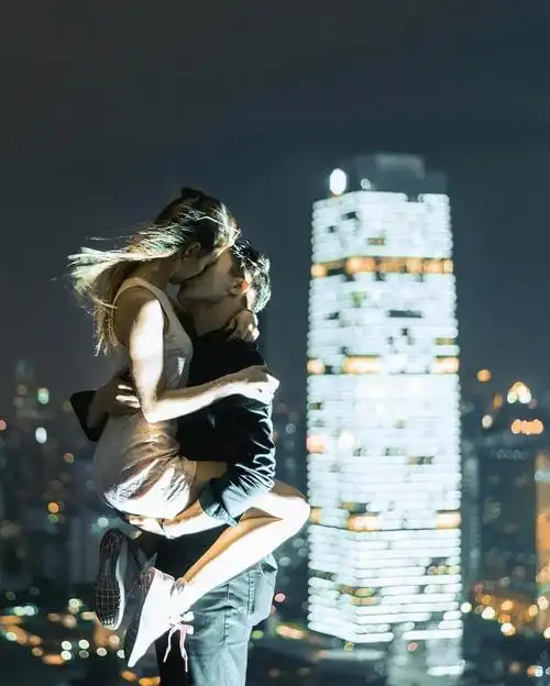 看完这个姑娘的朋友圈,我再也不好意思发自拍了