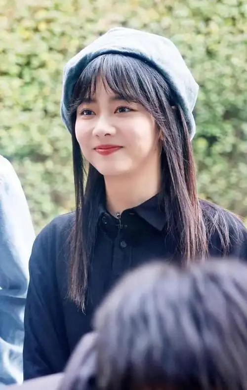 穿这件衣服的时候,谭松韵的头发是相当利落的中短发,齐肩的长发看起来