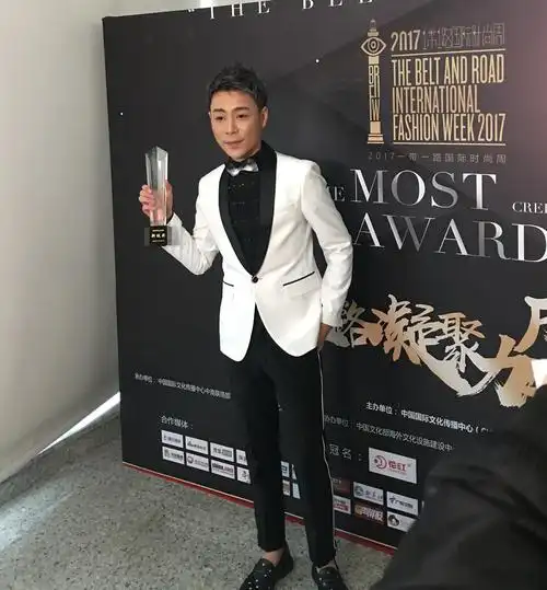 "情歌小王子"齐晨获丝路凝聚力盛典新锐歌手奖