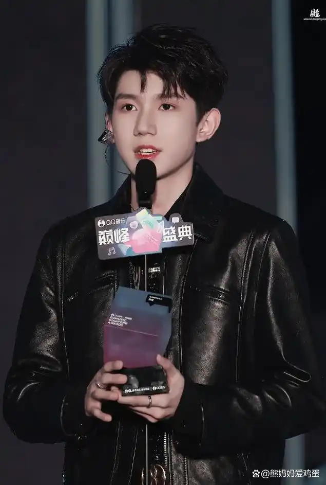 巅峰盛典连唱两首歌,王源唱功太真实,难怪能成为乐坛"守门员"