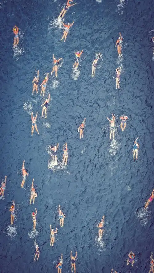 在海里游泳的人图片