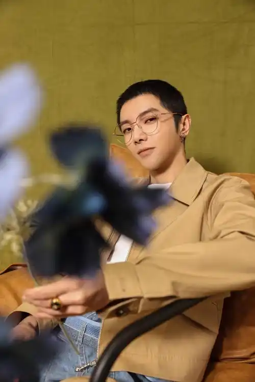 华晨宇最新寸头自拍太酷了!