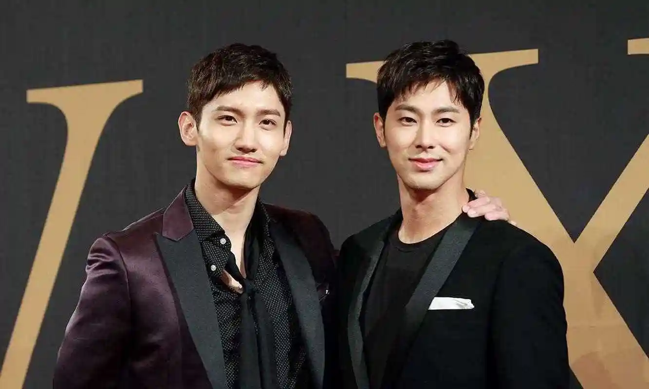 今早有新闻说,东方神起成员沈昌珉的妻子昨天下午生下一个男孩,昌珉