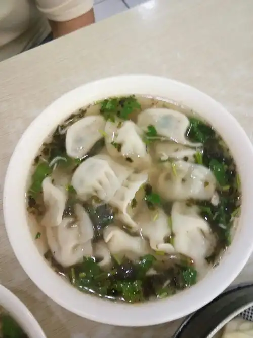 酸汤水饺,每碗13个,有白菜和韭菜肉两种,汤里配有紫菜,香菜.