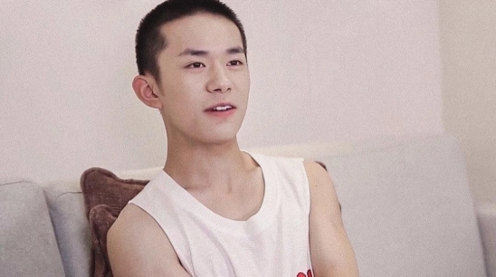 易烊千玺代言图被嘲,抬头纹明显太苍老,嘴型不好看还凸出