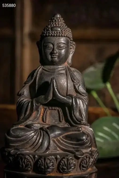 佛祖· 释迦牟尼 此佛双手合十端坐于莲花佛台之上,象征着圣洁 - 抖音