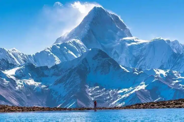 贡嘎山(英文名minya konka)位于中国四川省甘孜藏族自治州康定县境内