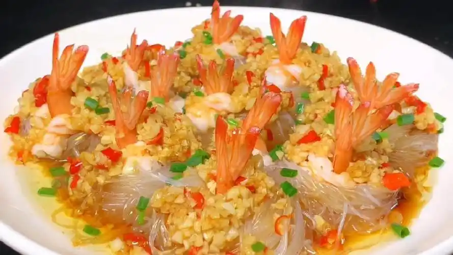 千丝万缕蒜蓉蒸虾原来是这样做的,蒜香浓郁,虾肉鲜嫩可口真过瘾