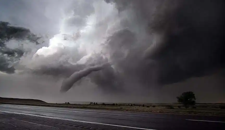 美职业龙卷风"猎人"带游客领略风暴威力 _频道_凤凰网