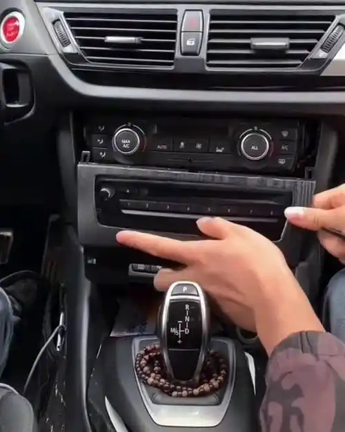 智马力宝马x1无线carplay模块无线hicar模块09年-15年无损教程_主机