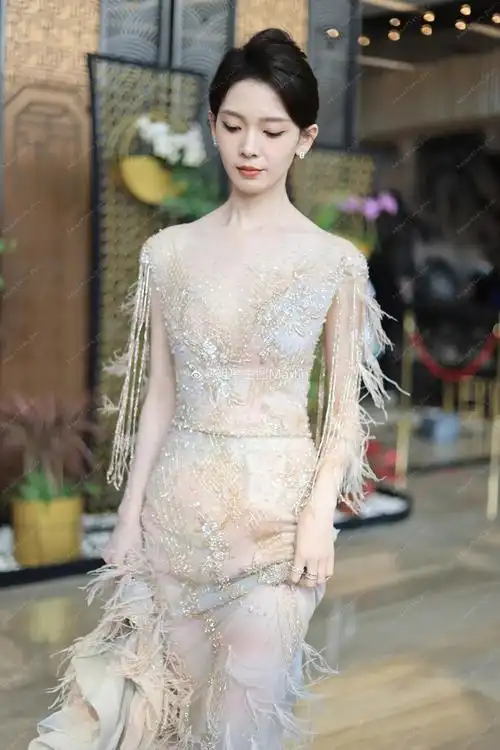 陈瑶 白色流苏薄纱裙出席行业电视荣誉盛典,自带仙女气质的瑶妹