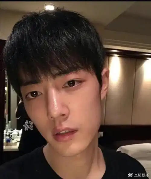 男星无滤镜自拍肖战王一博青涩蔡徐坤直男张哲瀚李现硬汉