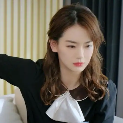 2009年10月,主演喜剧电影《重庆美女》;同年友情出演电视剧《贤妻良母