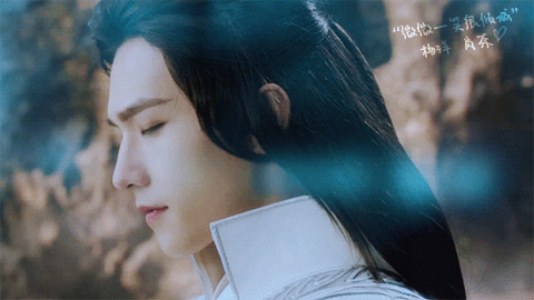 杨洋微微一笑很倾城