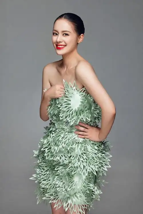 王力可绿华服彰显别样风情