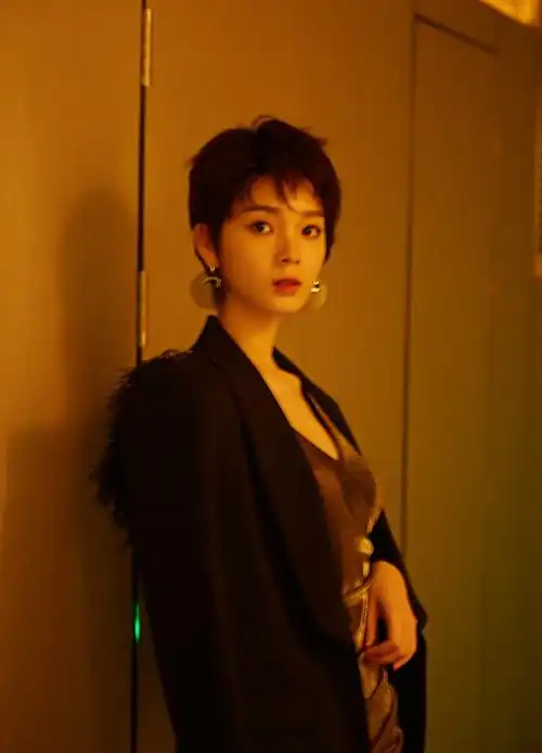 陈瑶西装亮相活动风格百变气质无双