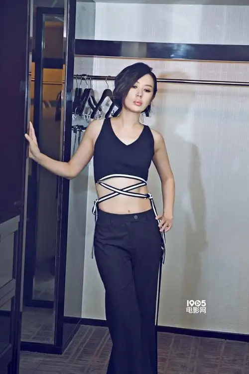 余男全新写真演绎性感运动风 活力迷人魅惑力max