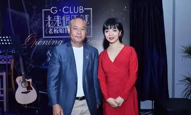 57岁体操王子李宁近况身价百亿满头白发儿女双全妻子依旧貌美