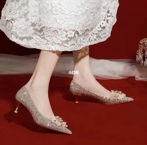 平常不怎么穿高跟鞋 想的婚鞋买个aj结果家长说结婚要有结婚的样子!