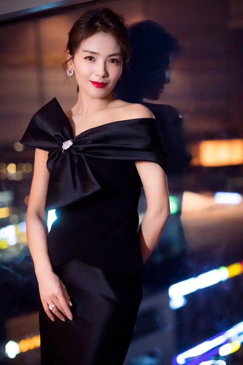 刘涛红毯出发look优雅又明媚第31届中国电视剧飞天奖刘涛 凭借