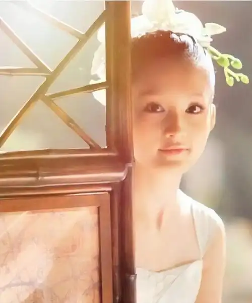 小时候别的小朋友都在报美术班,舞蹈班,钢琴班,李沁却对戏曲产生了