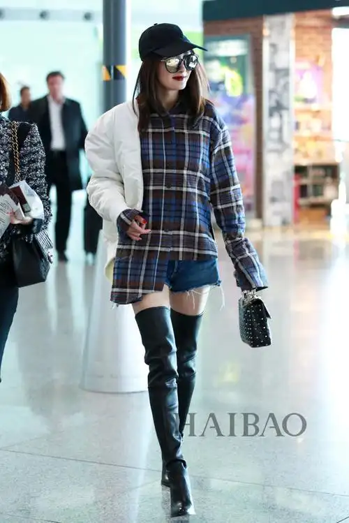 杨幂一个星期3身机场look配红唇强势示范秋冬过渡穿搭