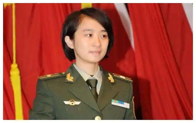 她31岁特招入伍直接被授予少校军衔身份是烈士遗孀