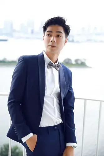 袁成杰海蓝色西装现身日本 大秀长腿好身材