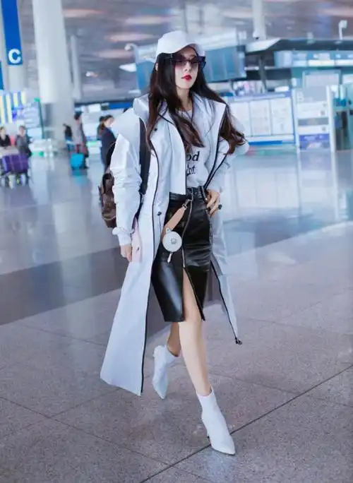 就服范冰冰的胆量穿肉色裙还要外搭条雨衣侧身像是能看到臀