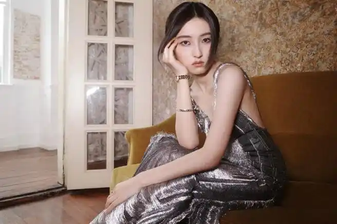 张子枫 银灰小烟熏##vogue红毯造型##vogue时尚之力开幕夜