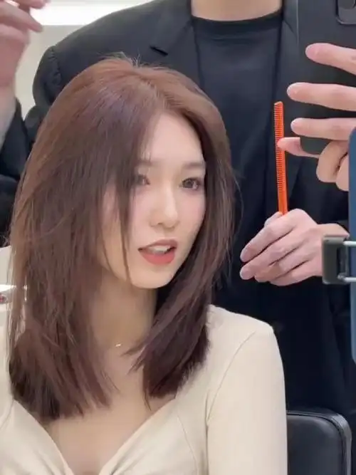 这款锁骨发经过简单的造型不用打理的锁骨烫韩式锁骨发短发发型图片