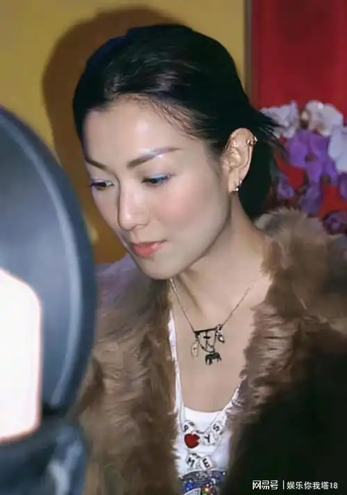 两张2002年的郑秀文照片|妆容|记者|钟无艳|婴儿肥|古典乐|女明星|华