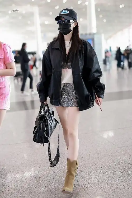 徐璐机场私服造型分享皮质外套搭配亮片短裙又酷又飒,白色内搭简单且