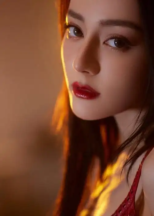 迪丽热巴红色吊带镂空长裙