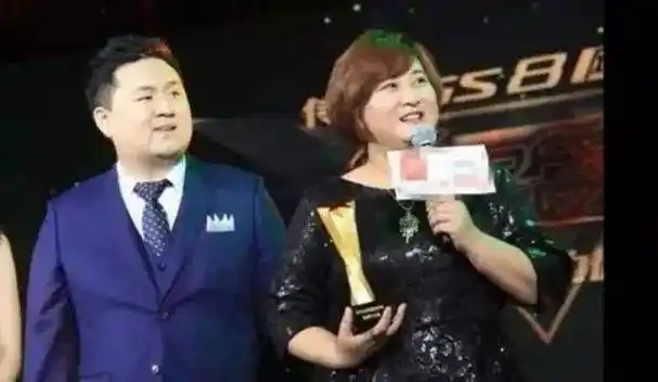 贾玲瞒不住了!隐婚六年老公原来是熟悉的他,老公就藏