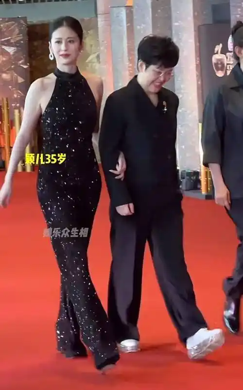 上海这一晚董洁热心扶林允王丽坤穿的太素吴刚脸上不僵硬了