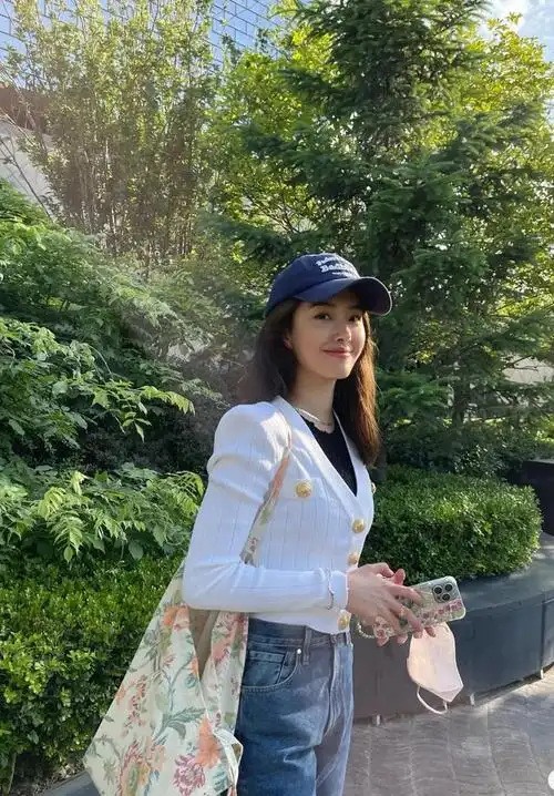 杨采钰体验北京骑行,戴玉镯背帆布包,大长腿特别抢眼