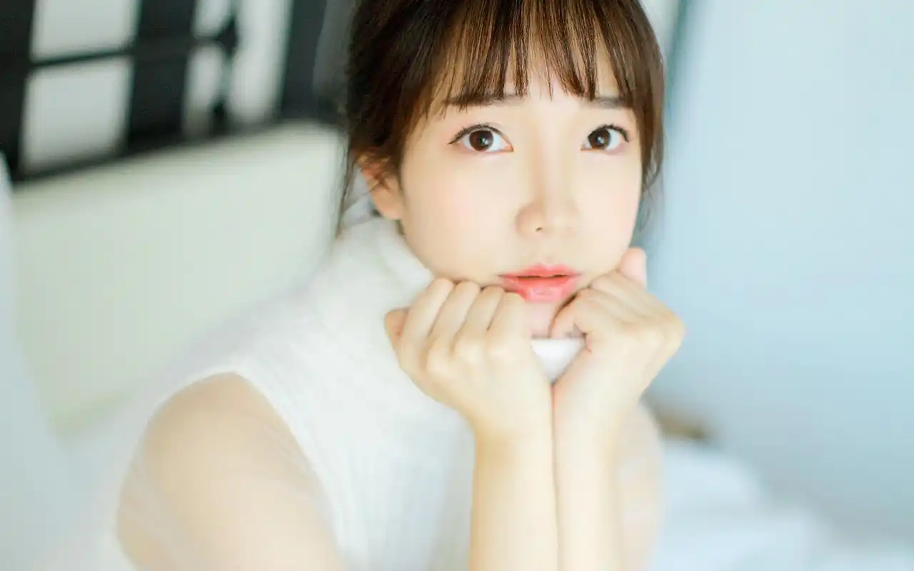 白色毛衣女孩甜美笑容治愈写真图片桌面壁纸第一辑