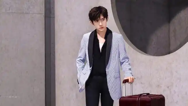 易烊千玺代言rimowa##易烊千玺阿玛尼彩妆代言人