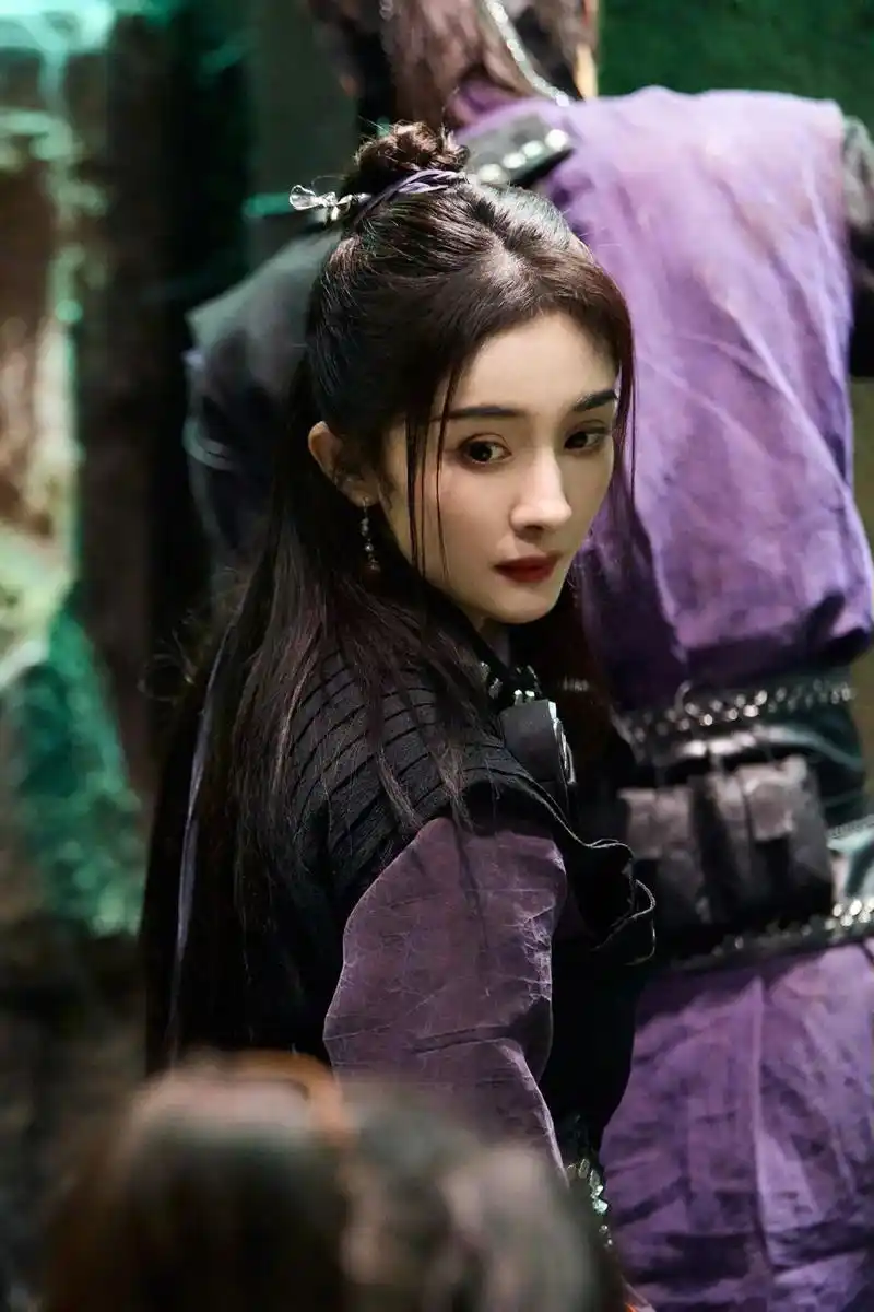 #密室大逃脱幽岭传说 (下)#杨幂 剧照!回头一瞥,执扇思索 - 抖音