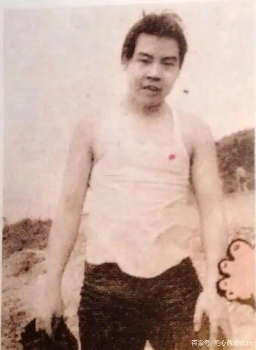 郑则仕出生于广东汕头,小时候一家很穷,他们住在湾仔的贫民窟里.