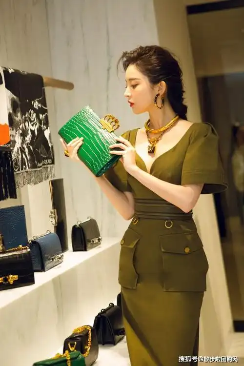 古力娜扎穿束腰连衣裙金项圈配金耳环变身时髦酷女孩