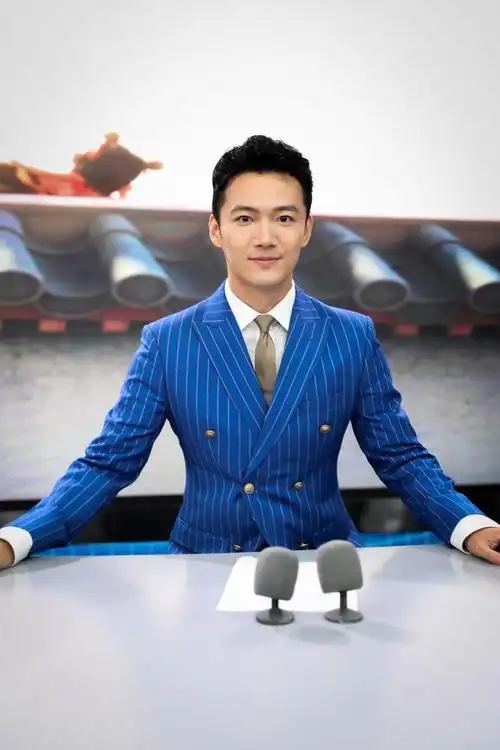 川影校友张韬作为主持人,首登央视牛年春晚,凭借专业的能力,帅气的