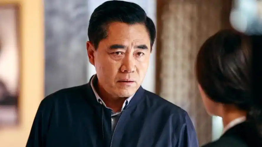 67岁陈宝国近况曝光,携妻用餐气场超强,夫妻对视眼神拉丝好恩爱