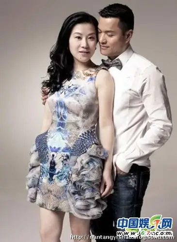 56岁吕良伟娇妻爱子私照三婚妻子杨小娟背景惊人